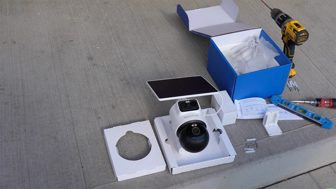 Reolink OMVI 2i Ultra camera and solar panel laid out for installation