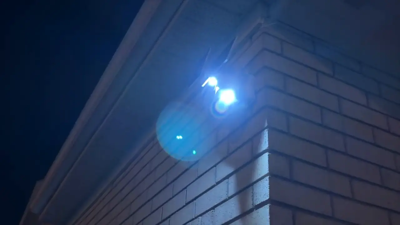 OMVI 2i Ultra warning lights illuminated on the installed camera at night