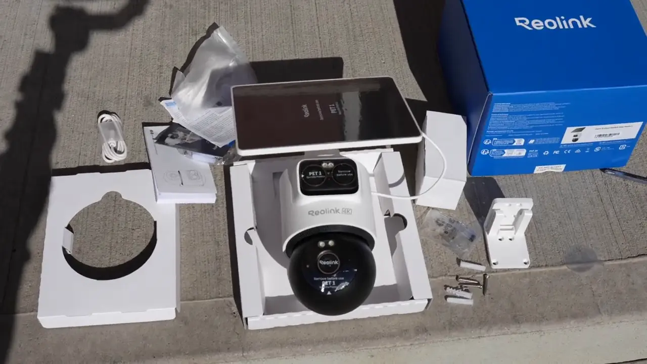 Reolink OMVI 2i Ultra camera, SolarEase panel and accessories from the review